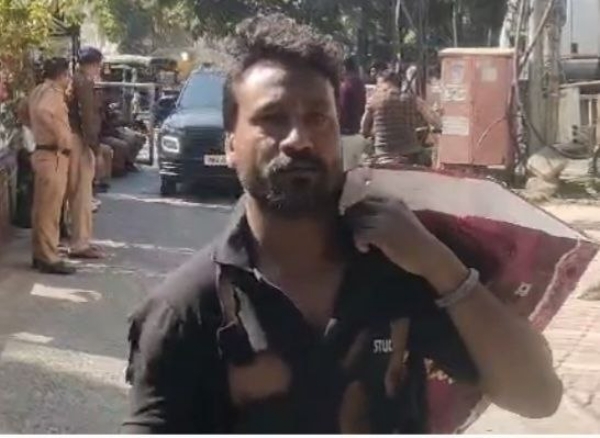 फाटक्या कपड्यात अपक्ष उमेदवार प्रशांत मेश्राम यांचे नामांकन; पैशांच्या राजकारणाला दिला थेट संदेश