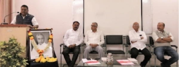 प्रतिसरकारच्या चळवळीचे विविध पैलू उलगडून सांगताना संपत मोरे प्रतिसरकारच्या चळवळीचे विविध पैलू उलगडून सांगताना संपत मोरे