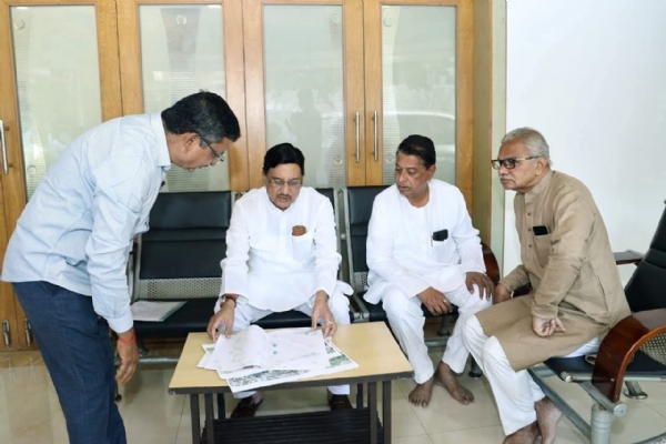 महात्मा बसवेश्वर पुतळा सुशोभीकरण कृती समितीच्या पाठपुराव्याला यश. महात्मा बसवेश्वर पुतळा सुशोभीकरण कृती समितीच्या पाठपुराव्याला यश.