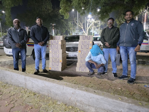 स्थानिक गुन्हे शाखेची यशस्वी कारवाई. अवैध देशी दारू वाहतूक करणारा एक आरोपी अटक. एकूण ₹4,23,200/- किंमतीचा मुद्देमाल जप्त स्थानिक गुन्हे शाखेची यशस्वी कारवाई. अवैध देशी दारू वाहतूक करणारा एक आरोपी अटक. एकूण ₹4,23,200/- किंमतीचा मुद्देमाल जप्त