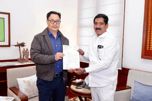 खासदार बजरंग सोनवणे यांनी केंद्रीय अल्पसंख्यक कार्य मंत्री किरण रिजिजूजी यांची भेट घेतली ‘उमीद’ पोर्टलवरील वक्फ मालमत्ता नोंदणीची अंतिम मुदत वाढविण्याबाबत निवेदन सादर केले. खासदार बजरंग सोनवणे यांनी केंद्रीय अल्पसंख्यक कार्य मंत्री किरण रिजिजूजी यांची भेट घेतली ‘उमीद’ पोर्टलवरील वक्फ मालमत्ता नोंदणीची अंतिम मुदत वाढविण्याबाबत निवेदन सादर केले.