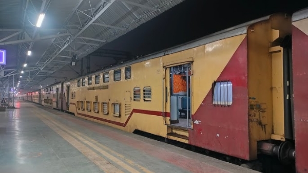 उसनवारीचे डब्बे घेऊन धावणारी वलसाड फास्ट पॅसेंजर; ‘स्वतःचा’ रेक केव्हा मिळणार? उसनवारीचे डब्बे घेऊन धावणारी वलसाड फास्ट पॅसेंजर; ‘स्वतःचा’ रेक केव्हा मिळणार?