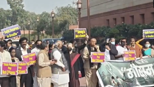 दिल्ली-एनसीआर प्रदूषणाच्या समस्येविरोधात विरोधी पक्षांच्या नेत्यांचे संसद भवन परिसरात आंदोलन दिल्ली-एनसीआर प्रदूषणाच्या समस्येविरोधात विरोधी पक्षांच्या नेत्यांचे संसद भवन परिसरात आंदोलन
