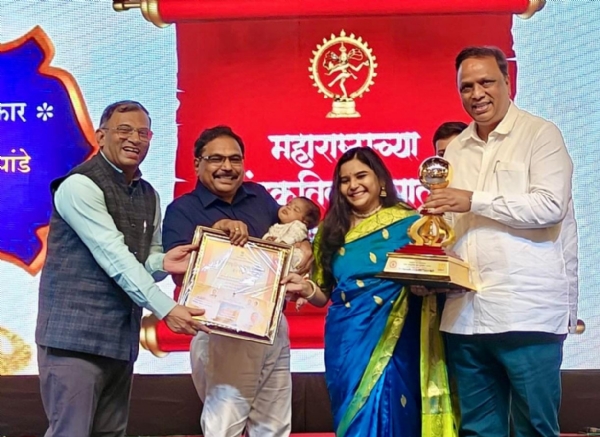 महाराष्ट्र राज्य सांस्कृतिक पुरस्कारांच्या प्रतिष्ठेच्या यादीत यंदा अलिबागची भक्कम मोहर उमटली आहे. रविंद्र नाट्य मंदिर, मुंबई येथे पार पडलेल्या शासकीय पुरस्कार समारंभात अलिबागच्या दोन होतकरू कलाकारांचा सन्मान झाला. कस्तुरी देशपांडे–मांजरेकर हिला कलादान युवा पुरस्कार, तर अनुराग गोडबोले याला युवा संगीत संयोजक पुरस्कार देऊन राज्याचे माहिती व तंत्रज्ञान तसेच सांस्कृतिक कार्य मंत्री आशिष शेलार यांच्या हस्ते गौरविण्यात आले. एक लक्ष रुपये, मानचिन्ह, सन्मानपत्र आणि शाल असे पुरस्काराचे स्वरूप असून, दोघांनीही हा सन्मान अलिबागच्या कलाक्षेत्रासाठी अभिमानाचा क्षण ठरवला. कस्तुरी देशपांडे आणि अनुराग गोडबोले यांनी शालेय शिक्षण आरसीएफ शाळेत पूर्ण केले. शास्त्रीय गायिका शीतल कुंटे यांच्या मार्गदर्शनाखाली त्यांनी संगीताचे प्राथमिक धडे घेतले. पुढे कस्तुरीने निषाद बाक्रे, गौरी पाठारे आणि पं. अरुण कशाळकर यांच्याकडे तालीम घेतली. तिला भारत सरकारकडून राष्ट्रीय शिष्यवृत्ती, पं. भीमसेन जोशी शिष्यवृत्ती, जयपूर गायकी विशेष पुरस्कार, गानवर्धन प्रतिष्ठानचा पं. जानोरीकर पुरस्कार असे अनेक मान मिळाले आहेत. शैक्षणिक क्षेत्रातही तिने चमकदार यश मिळवत मुंबई विद्यापीठातील एम.ए. परीक्षेत प्रथम क्रमांक पटकावला होता. राष्ट्रपती प्रणव मुखर्जी यांच्या हस्ते सुवर्णपदक मिळवण्याचा मानही तिच्या वाट्याला आला. सध्या ती भारतीय शास्त्रीय संगीतावर पीएचडी संशोधन करत आहे. अनुराग गोडबोले हा मुंबई विद्यापीठाचा अभियांत्रिकी पदवीधर असून, शास्त्रीय संगीताची तालीम पं. संजीव चिंबळगी यांच्याकडे घेतली. स्व. अनिल मोहिले यांच्यासारख्या दिग्गजांच्या मार्गदर्शनाखाली त्याने संगीत दिग्दर्शनाचे धडे गिरविले. मराठी रंगभूमीपासून चित्रपटसृष्टीपर्यंत त्याने संगीत संयोजनाची ठसा उमटवला आहे. बॉईज फोर, पांडू यांसारख्या लोकप्रिय चित्रपटांचे पार्श्वसंगीत तसेच अवघूत गुप्ते, वैशाली सामंत यांसारख्या प्रसिद्ध कलाकारांसाठी संयोजनाची कामे त्याने केली आहेत. अलिबागच्या या दोन प्रतिभावंतांनी राज्य पातळीवर गाजवलेल्या यशामुळे संपूर्ण तालुक्यात उत्साहाचे वातावरण असून, कलाक्षेत्रातून त्यांच्यावर अभिनंदनाचा वर्षाव होत आहे. महाराष्ट्र राज्य सांस्कृतिक पुरस्कारांच्या प्रतिष्ठेच्या यादीत यंदा अलिबागची भक्कम मोहर उमटली आहे. रविंद्र नाट्य मंदिर, मुंबई येथे पार पडलेल्या शासकीय पुरस्कार समारंभात अलिबागच्या दोन होतकरू कलाकारांचा सन्मान झाला. कस्तुरी देशपांडे–मांजरेकर हिला कलादान युवा पुरस्कार, तर अनुराग गोडबोले याला युवा संगीत संयोजक पुरस्कार देऊन राज्याचे माहिती व तंत्रज्ञान तसेच सांस्कृतिक कार्य मंत्री आशिष शेलार यांच्या हस्ते गौरविण्यात आले. एक लक्ष रुपये, मानचिन्ह, सन्मानपत्र आणि शाल असे पुरस्काराचे स्वरूप असून, दोघांनीही हा सन्मान अलिबागच्या कलाक्षेत्रासाठी अभिमानाचा क्षण ठरवला. कस्तुरी देशपांडे आणि अनुराग गोडबोले यांनी शालेय शिक्षण आरसीएफ शाळेत पूर्ण केले. शास्त्रीय गायिका शीतल कुंटे यांच्या मार्गदर्शनाखाली त्यांनी संगीताचे प्राथमिक धडे घेतले. पुढे कस्तुरीने निषाद बाक्रे, गौरी पाठारे आणि पं. अरुण कशाळकर यांच्याकडे तालीम घेतली. तिला भारत सरकारकडून राष्ट्रीय शिष्यवृत्ती, पं. भीमसेन जोशी शिष्यवृत्ती, जयपूर गायकी विशेष पुरस्कार, गानवर्धन प्रतिष्ठानचा पं. जानोरीकर पुरस्कार असे अनेक मान मिळाले आहेत. शैक्षणिक क्षेत्रातही तिने चमकदार यश मिळवत मुंबई विद्यापीठातील एम.ए. परीक्षेत प्रथम क्रमांक पटकावला होता. राष्ट्रपती प्रणव मुखर्जी यांच्या हस्ते सुवर्णपदक मिळवण्याचा मानही तिच्या वाट्याला आला. सध्या ती भारतीय शास्त्रीय संगीतावर पीएचडी संशोधन करत आहे. अनुराग गोडबोले हा मुंबई विद्यापीठाचा अभियांत्रिकी पदवीधर असून, शास्त्रीय संगीताची तालीम पं. संजीव चिंबळगी यांच्याकडे घेतली. स्व. अनिल मोहिले यांच्यासारख्या दिग्गजांच्या मार्गदर्शनाखाली त्याने संगीत दिग्दर्शनाचे धडे गिरविले. मराठी रंगभूमीपासून चित्रपटसृष्टीपर्यंत त्याने संगीत संयोजनाची ठसा उमटवला आहे. बॉईज फोर, पांडू यांसारख्या लोकप्रिय चित्रपटांचे पार्श्वसंगीत तसेच अवघूत गुप्ते, वैशाली सामंत यांसारख्या प्रसिद्ध कलाकारांसाठी संयोजनाची कामे त्याने केली आहेत. अलिबागच्या या दोन प्रतिभावंतांनी राज्य पातळीवर गाजवलेल्या यशामुळे संपूर्ण तालुक्यात उत्साहाचे वातावरण असून, कलाक्षेत्रातून त्यांच्यावर अभिनंदनाचा वर्षाव होत आहे.