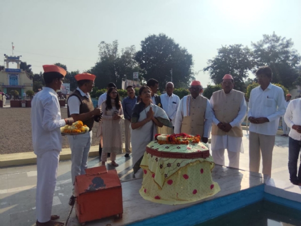 नागपूर विद्यापीठाच्या कुलगुरू डॉ मनाली क्षीरसागर यांनी घेतले राष्ट्रसंताच्या समाधीचे दर्शन. -पदभार स्वीकारताच नागपुरवरून पोहचल्या थेट गुरुकुंजात नागपूर विद्यापीठाच्या कुलगुरू डॉ मनाली क्षीरसागर यांनी घेतले राष्ट्रसंताच्या समाधीचे दर्शन. -पदभार स्वीकारताच नागपुरवरून पोहचल्या थेट गुरुकुंजात