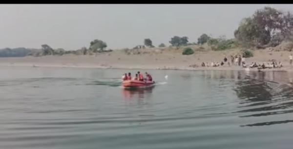 माजलगाव सिधफना नंदीत  व्यक्ती बुडाला  प्रशासन वतीने पंथक मोहिम जारी