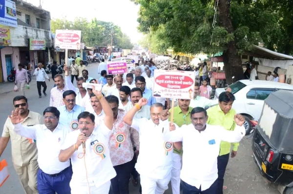 शिक्षक-शिक्षकेतर कर्मचार्यांच्या प्रलंबित मागण्यांसाठी परभणीत महामोर्चा शिक्षक-शिक्षकेतर कर्मचार्यांच्या प्रलंबित मागण्यांसाठी परभणीत महामोर्चा