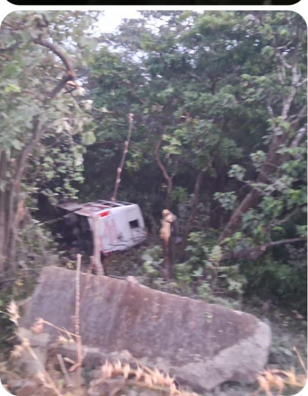 अपघातग्रस्त प्रवासी बस अपघातग्रस्त प्रवासी बस