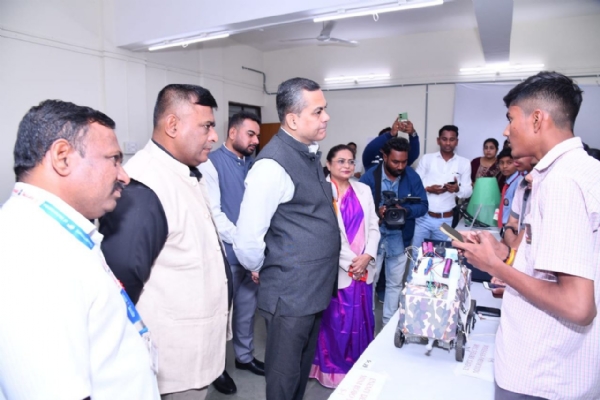 विद्यापीठाच्या ज्युनियर हॅकेथॉन-2025 मध्ये विध्यार्थ्यांचा कल्पकतेला पंख-कुलगुरू शालेय विध्यार्थ्यांचा भरभरुन प्रतिसाद विद्यापीठाच्या ज्युनियर हॅकेथॉन-2025 मध्ये विध्यार्थ्यांचा कल्पकतेला पंख-कुलगुरू शालेय विध्यार्थ्यांचा भरभरुन प्रतिसाद