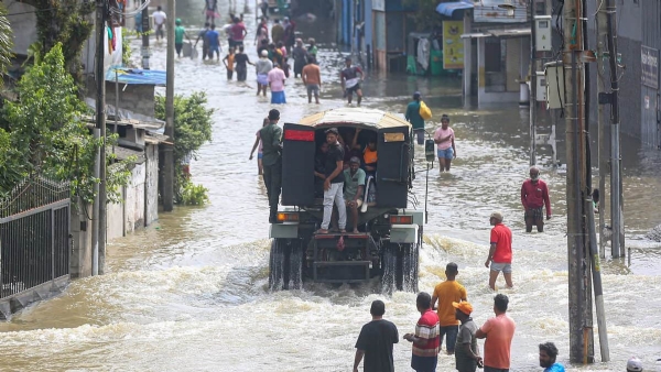 श्रीलंकेत चक्रीवादळ दित्वाहमुळे हजारो घरे उद्ध्वस्त; भारत पुनर्बांधणीस मदत करणार श्रीलंकेत चक्रीवादळ दित्वाहमुळे हजारो घरे उद्ध्वस्त; भारत पुनर्बांधणीस मदत करणार
