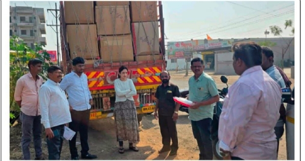 बंदी असलेल्या प्लास्टिकचे ४३ बॉक्स : ५ हजार दंड वसुल बंदी असलेल्या प्लास्टिकचे ४३ बॉक्स : ५ हजार दंड वसुल