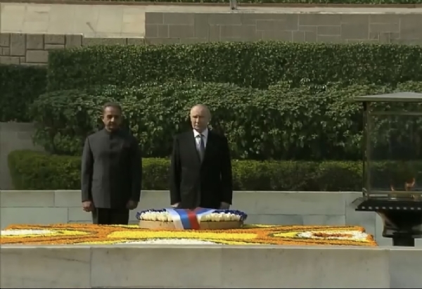 रशियाचे राष्ट्राध्यक्ष पुतिन यांनी महात्मा गांधींना अर्पण केली श्रद्धांजली रशियाचे राष्ट्राध्यक्ष पुतिन यांनी महात्मा गांधींना अर्पण केली श्रद्धांजली