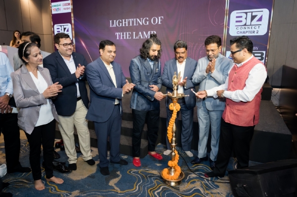 क्रेडाई MCHI रायगड आणि क्रेडाई MCHI युथ बिल्डर्स असोसिएशन यांच्या संयुक्त विद्यमाने तुर्भे, नवी मुंबई येथील ताज विवांता हॉटेलमध्ये ‘बीज कनेक्ट’ या भव्य उद्योग-नेटवर्किंग कार्यक्रमाचे आयोजन करण्यात आले. रिअल इस्टेट क्षेत्रातील नाविन्यपूर्ण तंत्रज्ञान, आधुनिक उत्पादने आणि बिल्डर्स–सप्लायर्स यांच्यातील थेट संवाद वाढविण्याच्या उद्देशाने हा उपक्रम राबविण्यात आला. कार्यक्रमाची सुरुवात क्रेडाई MCHI रायगड युनिटचे अध्यक्ष अरविंद एम. सावळेकर यांच्या स्वागत प्रस्तावाने झाली. त्यांनी बीज कनेक्टचा उद्देश स्पष्ट करताना उद्योगातील व्यावसायिक बंध अधिक मजबूत करण्याची आणि नवीन व्यावसायिक संधी निर्माण करण्याची आवश्यकता अधोरेखित केली. नवी मुंबई आणि रायगड परिसरातील विक्रेते, डेव्हलपर्स आणि उद्योग तज्ज्ञांनी मोठ्या संख्येने उपस्थित राहून कार्यक्रमाला उत्स्फूर्त प्रतिसाद दिला. या एक्स्पोमध्ये सुमारे २० प्रतिष्ठित विक्रेत्यांनी विविध बांधकाम साहित्य, तांत्रिक उत्पादने आणि नवीन सोल्यूशन्स सादर केली. कार्यक्रमाचे “Powered By Sponsor” असलेल्या SB Formwork यांनी विशेष प्रेझेंटेशन सादर करून उपस्थितांचे विशेष लक्ष वेधून घेतले. संपूर्ण कार्यक्रमात १५० हून अधिक बिल्डर्स, आर्किटेक्ट्स आणि व्यावसायिकांनी B2B चर्चांमध्ये सहभाग नोंदवून संध्याकाळ फलदायी ठरवली. कार्यक्रमाचे प्रमुख पाहुणे क्रेडाई MCHI चे सचिव रुशी मेहता तर मान्यवर पाहुणे CEO केवल वलांभिया होते. त्यांनी या उपक्रमाचे कौतुक करत भविष्यातही अशा सहकार्यवर्धक आणि नाविन्यपूर्ण कार्यक्रमांचे आयोजन करत राहण्याचा सल्ला दिला. कार्यक्रमाला CREDAI MCHI नवी मुंबई, CREDAI BANM, BANM रायगड, CREDAI ड्रोनागिरी आणि MHBA या संस्थांच्या पदाधिकाऱ्यांनीही उपस्थित राहून कार्यक्रमाची शोभा वाढवली. कार्यक्रमाच्या यशस्वी आयोजनासाठी सेक्रेटरी राकेश प्रजापती, संयोजक वैभव अग्रवाल, युथ अध्यक्ष जितेश अग्रवाल, सेक्रेटरी अशियान खोत आणि संपूर्ण युथ–रायगड टीमने सक्रिय भूमिका बजावली. राष्ट्रगीताने सुरुवात झालेला हा कार्यक्रम भव्य डिनरसह यशस्वीरीत्या संपन्न झाला. क्रेडाई MCHI रायगड आणि क्रेडाई MCHI युथ बिल्डर्स असोसिएशन यांच्या संयुक्त विद्यमाने तुर्भे, नवी मुंबई येथील ताज विवांता हॉटेलमध्ये ‘बीज कनेक्ट’ या भव्य उद्योग-नेटवर्किंग कार्यक्रमाचे आयोजन करण्यात आले. रिअल इस्टेट क्षेत्रातील नाविन्यपूर्ण तंत्रज्ञान, आधुनिक उत्पादने आणि बिल्डर्स–सप्लायर्स यांच्यातील थेट संवाद वाढविण्याच्या उद्देशाने हा उपक्रम राबविण्यात आला. कार्यक्रमाची सुरुवात क्रेडाई MCHI रायगड युनिटचे अध्यक्ष अरविंद एम. सावळेकर यांच्या स्वागत प्रस्तावाने झाली. त्यांनी बीज कनेक्टचा उद्देश स्पष्ट करताना उद्योगातील व्यावसायिक बंध अधिक मजबूत करण्याची आणि नवीन व्यावसायिक संधी निर्माण करण्याची आवश्यकता अधोरेखित केली. नवी मुंबई आणि रायगड परिसरातील विक्रेते, डेव्हलपर्स आणि उद्योग तज्ज्ञांनी मोठ्या संख्येने उपस्थित राहून कार्यक्रमाला उत्स्फूर्त प्रतिसाद दिला. या एक्स्पोमध्ये सुमारे २० प्रतिष्ठित विक्रेत्यांनी विविध बांधकाम साहित्य, तांत्रिक उत्पादने आणि नवीन सोल्यूशन्स सादर केली. कार्यक्रमाचे “Powered By Sponsor” असलेल्या SB Formwork यांनी विशेष प्रेझेंटेशन सादर करून उपस्थितांचे विशेष लक्ष वेधून घेतले. संपूर्ण कार्यक्रमात १५० हून अधिक बिल्डर्स, आर्किटेक्ट्स आणि व्यावसायिकांनी B2B चर्चांमध्ये सहभाग नोंदवून संध्याकाळ फलदायी ठरवली. कार्यक्रमाचे प्रमुख पाहुणे क्रेडाई MCHI चे सचिव रुशी मेहता तर मान्यवर पाहुणे CEO केवल वलांभिया होते. त्यांनी या उपक्रमाचे कौतुक करत भविष्यातही अशा सहकार्यवर्धक आणि नाविन्यपूर्ण कार्यक्रमांचे आयोजन करत राहण्याचा सल्ला दिला. कार्यक्रमाला CREDAI MCHI नवी मुंबई, CREDAI BANM, BANM रायगड, CREDAI ड्रोनागिरी आणि MHBA या संस्थांच्या पदाधिकाऱ्यांनीही उपस्थित राहून कार्यक्रमाची शोभा वाढवली. कार्यक्रमाच्या यशस्वी आयोजनासाठी सेक्रेटरी राकेश प्रजापती, संयोजक वैभव अग्रवाल, युथ अध्यक्ष जितेश अग्रवाल, सेक्रेटरी अशियान खोत आणि संपूर्ण युथ–रायगड टीमने सक्रिय भूमिका बजावली. राष्ट्रगीताने सुरुवात झालेला हा कार्यक्रम भव्य डिनरसह यशस्वीरीत्या संपन्न झाला.