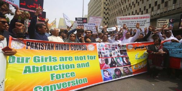 पाकिस्तानी शाळांमध्ये हिंदू विद्यार्थिनींवर इस्लाम धर्म स्वीकारण्यासाठी दबाव