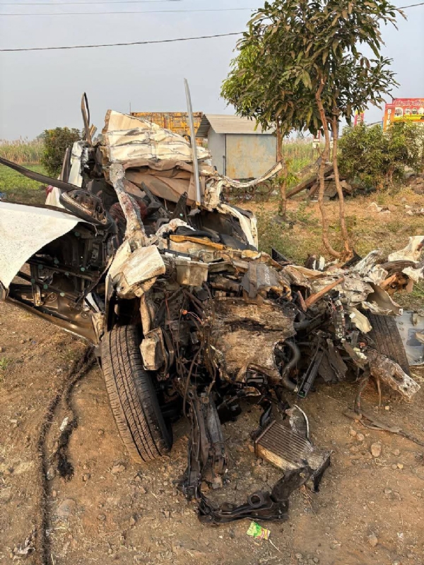 अहमदपूर जवळ क्रेटा कारची ट्रकला पाठीमागुन धडक ; दोन तरुणांचा जागीच मृत्यू! अहमदपूर जवळ क्रेटा कारची ट्रकला पाठीमागुन धडक ; दोन तरुणांचा जागीच मृत्यू!