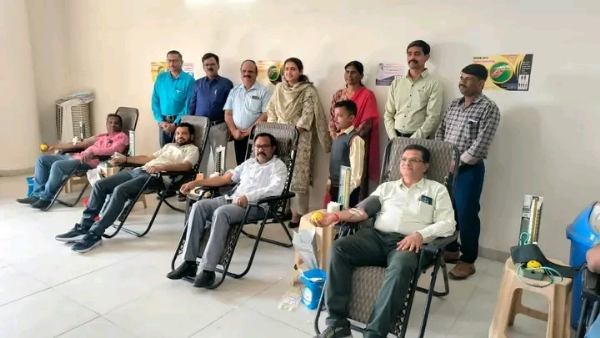 जिल्हा परिषदेत अधिकारी - कर्मचाऱ्यांनी केले रक्तदान सीईओ नतिशा माथुर यांची संकल्पना आणि पुढाकार