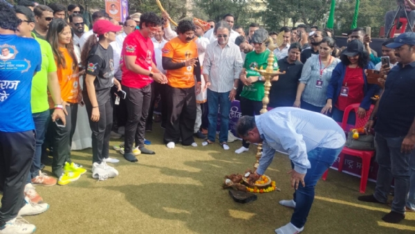 डोंबिवलीकर चषकासाठी ८० मराठी सिनेकलाकार डोंबिवलीत डोंबिवलीकर चषकासाठी ८० मराठी सिनेकलाकार डोंबिवलीत