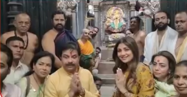 शिल्पा शेट्टी, आ. प्रसाद लाड श्री अंबाबाई दर्शन घेताना शिल्पा शेट्टी, आ. प्रसाद लाड श्री अंबाबाई दर्शन घेताना