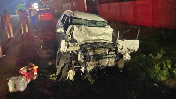 रामनाथपुरमजवळ दोन कारची टक्कर रामनाथपुरमजवळ दोन कारची टक्कर