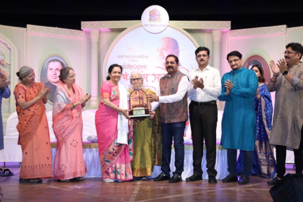 पं. राम मराठे यांच्या नावाने मिळालेला पुरस्कार हा माझ्यासाठी कृपाशिर्वादच आहे : ज्येष्ठ गायिका आशा खाडीलकर पं. राम मराठे यांच्या नावाने मिळालेला पुरस्कार हा माझ्यासाठी कृपाशिर्वादच आहे : ज्येष्ठ गायिका आशा खाडीलकर