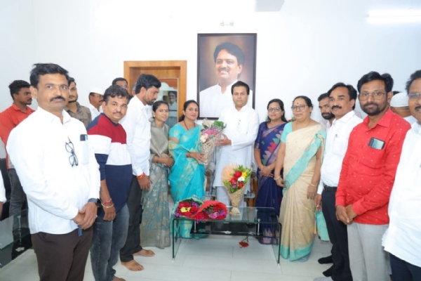 माजी मंत्री आमदार अमित विलासराव देशमुख यांनी साधला बाभळगाव निवासस्थानी नागरिकांशी संवाद.