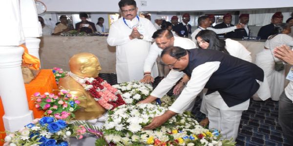 हर्षवर्धन सपकाळ यांचे चैत्यभूमीवर डॉ. बाबासाहेब आंबेडकर यांना अभिवादन