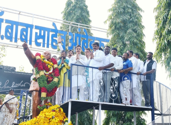 डॉ बाबासाहेब आंबेडकर यांच्या महापरिनिर्वाण दिनानिमित्त माजी मंत्री दिलीपराव देशमुख यांचेकडून डॉ बाबासाहेब आंबेडकर यांच्या पुतळ्यास अभिवादन भारतीय राज्य घटनेचे शिल्पकार भारतरत्न युग पुरुष डॉ बाबासाहेब आंबेडकर यांच्या महापरिनिर्वाण दिनानिमित्त शनिवारी सकाळी ११ वाजता लातूर येथील डॉ बाबासाहेब आंबेडकर यांच्या पार्क येथे डॉ बाबासाहेब आंबेडकर यांच्या पूर्णाकृती पुतळ्यास राज्याचे माजी मंत्री सहकार महर्षी दिलीपराव देशमुख साहेब यांनी पुष्पहार घालून अभिवादन केले यावेळी भदंते पयानंद, भदंते बोदिराज, राज्य साखर महासंघाचे संचालक आबासाहेब पाटील जिल्हा काँग्रेसचे अध्यक्ष अभय साळुंके कोंग्रेसचे शहर जिल्हाध्यक्ष अँड किरण जाधव,जिल्हा बँकेचे संचालक पृथ्वीराज सिरसाठ माजी उपनगराध्यक्ष मोहन माने, चंद्रकांत चिकटे,जिल्हा बँकेचे संचालक अशोक गोविन्दपुरकर, अँड बाबासाहेब गायकवाड ,प्रवीण कांबळे,कैलास कांबळे शिवाजी कांबळे, नागसेन कामेगावकर ,अशोक कांबळे, इम्रान सय्यद अँड देविदास बोरुळे यांच्यासह मान्यवर, काँग्रेस पदाधिकारी, कार्यकर्ते मोठ्या संख्येने उपस्थित होते डॉ बाबासाहेब आंबेडकर यांच्या महापरिनिर्वाण दिनानिमित्त माजी मंत्री दिलीपराव देशमुख यांचेकडून डॉ बाबासाहेब आंबेडकर यांच्या पुतळ्यास अभिवादन भारतीय राज्य घटनेचे शिल्पकार भारतरत्न युग पुरुष डॉ बाबासाहेब आंबेडकर यांच्या महापरिनिर्वाण दिनानिमित्त शनिवारी सकाळी ११ वाजता लातूर येथील डॉ बाबासाहेब आंबेडकर यांच्या पार्क येथे डॉ बाबासाहेब आंबेडकर यांच्या पूर्णाकृती पुतळ्यास राज्याचे माजी मंत्री सहकार महर्षी दिलीपराव देशमुख साहेब यांनी पुष्पहार घालून अभिवादन केले यावेळी भदंते पयानंद, भदंते बोदिराज, राज्य साखर महासंघाचे संचालक आबासाहेब पाटील जिल्हा काँग्रेसचे अध्यक्ष अभय साळुंके कोंग्रेसचे शहर जिल्हाध्यक्ष अँड किरण जाधव,जिल्हा बँकेचे संचालक पृथ्वीराज सिरसाठ माजी उपनगराध्यक्ष मोहन माने, चंद्रकांत चिकटे,जिल्हा बँकेचे संचालक अशोक गोविन्दपुरकर, अँड बाबासाहेब गायकवाड ,प्रवीण कांबळे,कैलास कांबळे शिवाजी कांबळे, नागसेन कामेगावकर ,अशोक कांबळे, इम्रान सय्यद अँड देविदास बोरुळे यांच्यासह मान्यवर, काँग्रेस पदाधिकारी, कार्यकर्ते मोठ्या संख्येने उपस्थित होते