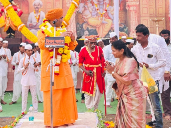 वेरुळच्या सद्गुरू अक्का महाराज यांचा फिरता नारळी सप्ताह वेरुळच्या सद्गुरू अक्का महाराज यांचा फिरता नारळी सप्ताह