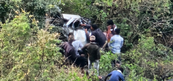 सप्तश्रृंग गडावरुन कार दरीत कोसळली पाच जणांचा मृत्यू जिल्हा प्रशासनातर्फे मदत कार्य सुरू सप्तश्रृंग गडावरुन कार दरीत कोसळली पाच जणांचा मृत्यू जिल्हा प्रशासनातर्फे मदत कार्य सुरू