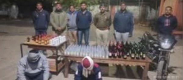 केकानवाडी शिवारात विनापरवाना दारू विक्री करताना दोघांना पोलिसांनी पकडले केकानवाडी शिवारात विनापरवाना दारू विक्री करताना दोघांना पोलिसांनी पकडले