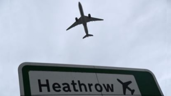 लंडनच्या हीथ्रो विमानतळावरील लोकांवर अज्ञाताकडून पेपर स्प्रे हल्ला, अनेक उड्डाणे विस्कळीत लंडनच्या हीथ्रो विमानतळावरील लोकांवर अज्ञाताकडून पेपर स्प्रे हल्ला, अनेक उड्डाणे विस्कळीत