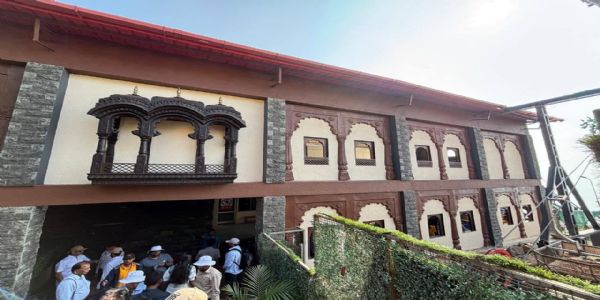 दुर्गराज रायगडावर सरकारी दुर्लक्ष आणि व्यावसायिक आडमुठेपणाचा भव्य राजवाडा