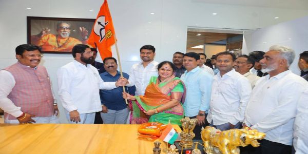 कोल्हापुरातील माजी महापौर सई खराडेसह तिघांचा शिवसेना पक्षात प्रवेश