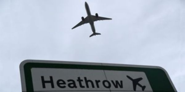 लंडनच्या हीथ्रो विमानतळावरील लोकांवर अज्ञाताकडून पेपर स्प्रे हल्ला, अनेक उड्डाणे विस्कळीत