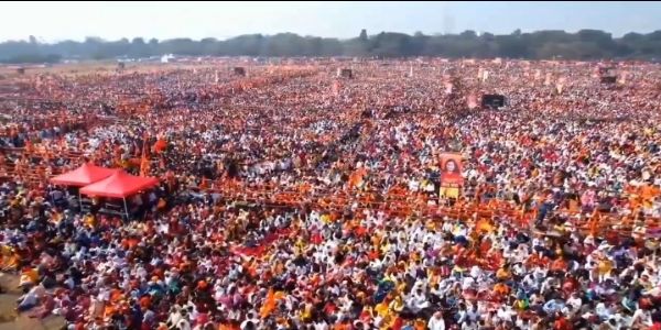 कोलकात्याच्या ब्रिगेड परेड ग्राउंडवर लाखो लोकांनी गीतेचे केले पठण