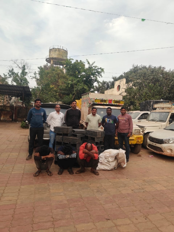 स्थानिक गुन्हे शाखेच्या कारवाईत अटक केलेले आरोपी स्थानिक गुन्हे शाखेच्या कारवाईत अटक केलेले आरोपी