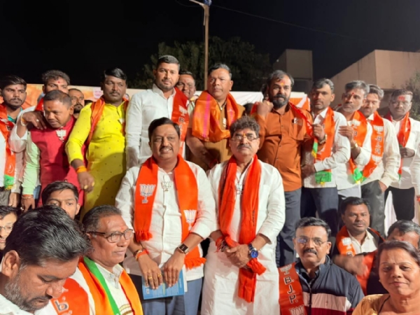 शेकडो कार्यकर्त्यांनी भारतीय जनता पक्षात जाहीर प्रवेश शेकडो कार्यकर्त्यांनी भारतीय जनता पक्षात जाहीर प्रवेश