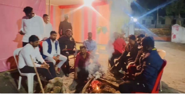 नांदगाव खंडेश्वरमध्ये EVM स्ट्रॉंग रूमबाहेर पहारा शिवसेना (उद्धव बाळासाहेब ठाकरे) व मार्क्सवादी कार्यकर्त्यांचा जागरण ठोका नांदगाव खंडेश्वरमध्ये EVM स्ट्रॉंग रूमबाहेर पहारा शिवसेना (उद्धव बाळासाहेब ठाकरे) व मार्क्सवादी कार्यकर्त्यांचा जागरण ठोका