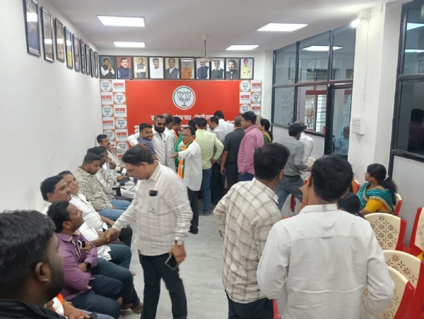 भाजपाकडून निवडणूक लढविण्यास इच्छुकांची गर्दी दोन दिवसात ६५० पेक्षा अधिक अर्ज दाखल; भाजपाकडून निवडणूक लढविण्यास इच्छुकांची गर्दी दोन दिवसात ६५० पेक्षा अधिक अर्ज दाखल;