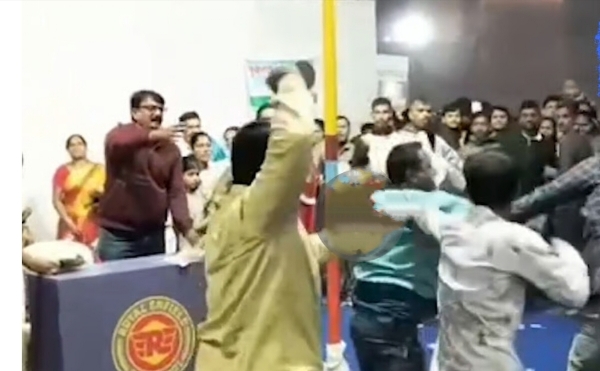 कृषी प्रदर्शनात दोन गटात मारामारी कृषी प्रदर्शनात दोन गटात मारामारी