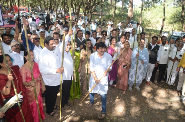 नाशिककरांच्या भावनेशी प्रशासन आणि सत्ताधाऱ्यांनी खेळू नये - छाजेड नाशिककरांच्या भावनेशी प्रशासन आणि सत्ताधाऱ्यांनी खेळू नये - छाजेड