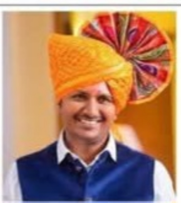 डिलीट केलेले वर्ककोड पुन्हा नियमबाह्य पद्धतीने ऑनलाईन बीड पंचायत समितीमधील प्रकरणाची बळीराम गवतेंनी केली तक्रार बीड । प्रतिनिधी दोन वर्षांपूर्वी डिलीट करण्यात आलेले वर्ककोड बीड पंचायत समितीचे गटविकास अधिकारी आणि नरेगाच्या कामाच सहायक कार्यकम अधिकारी पुन्हा जिवंत करून ऑनलाईन करत असल्याचा प्रकार बीड पंचायत समितीममध्ये सुरु आहे. ज्या कामांची मुदत संपली आहे अशी कामे देखील नव्याने बर्ककोड काढून जिवंत केली जात आहेत, अशी तक्रार राष्ट्रबादी युवक काँग्रेसचे बीड जिल्हाध्यक्ष बळीराम गवते यांनी जिल्ह्याचे पालकमंत्री अजित पवार यांच्याकडे केली आहे. बीडच्या पंचायत समितीममधील प्रशासकीय अधिकाऱ्यांची मनमानी थांबण्याचे नाव घेत नसल्याचे चित्र आहे. जिल्ह्याचे पालकमंत्रिपद अजित पवारांकडे आल्यानंतरही पंचायत समितीमध्ये मात्र नरेगा विभागात अधिकाऱ्यांची खाबुगिरी सुरूच आहे. आता तर येथे नवीनच प्रकार समोर आला आहे. २०२३-२४ या आर्थिक वर्षात बीड पंचायत समिती अंतर्गत मंजूर करण्यात आलेल्या सुमारे ७३०० कामांचे वर्ककोड अनियमिततांच्या कारणावरून डिलीट (रद्द) करण्यात आले होते. यातील बहुतांश कामांची मुदत २ वर्ष होती डिलीट केलेले वर्ककोड पुन्हा नियमबाह्य पद्धतीने ऑनलाईन बीड पंचायत समितीमधील प्रकरणाची बळीराम गवतेंनी केली तक्रार बीड । प्रतिनिधी दोन वर्षांपूर्वी डिलीट करण्यात आलेले वर्ककोड बीड पंचायत समितीचे गटविकास अधिकारी आणि नरेगाच्या कामाच सहायक कार्यकम अधिकारी पुन्हा जिवंत करून ऑनलाईन करत असल्याचा प्रकार बीड पंचायत समितीममध्ये सुरु आहे. ज्या कामांची मुदत संपली आहे अशी कामे देखील नव्याने बर्ककोड काढून जिवंत केली जात आहेत, अशी तक्रार राष्ट्रबादी युवक काँग्रेसचे बीड जिल्हाध्यक्ष बळीराम गवते यांनी जिल्ह्याचे पालकमंत्री अजित पवार यांच्याकडे केली आहे. बीडच्या पंचायत समितीममधील प्रशासकीय अधिकाऱ्यांची मनमानी थांबण्याचे नाव घेत नसल्याचे चित्र आहे. जिल्ह्याचे पालकमंत्रिपद अजित पवारांकडे आल्यानंतरही पंचायत समितीमध्ये मात्र नरेगा विभागात अधिकाऱ्यांची खाबुगिरी सुरूच आहे. आता तर येथे नवीनच प्रकार समोर आला आहे. २०२३-२४ या आर्थिक वर्षात बीड पंचायत समिती अंतर्गत मंजूर करण्यात आलेल्या सुमारे ७३०० कामांचे वर्ककोड अनियमिततांच्या कारणावरून डिलीट (रद्द) करण्यात आले होते. यातील बहुतांश कामांची मुदत २ वर्ष होती