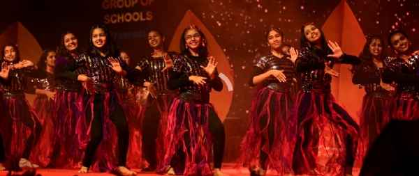 अशोकाच्या मंचावर परफॉर्मन्स डेला विद्यार्थ्यांची व्यावसायिक दर्जाची सादरीकरणे अशोकाच्या मंचावर परफॉर्मन्स डेला विद्यार्थ्यांची व्यावसायिक दर्जाची सादरीकरणे