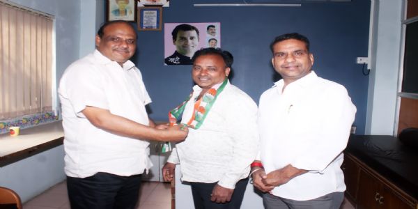 अकोला : राष्ट्रवादीच्या जिल्हा प्रसिद्धी प्रमुखाचा काँग्रेसमध्ये प्रवेश