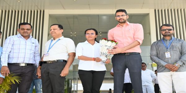 सोलापूर - जिल्हाधिका-यांच्या हस्ते दृष्टिहीन महिला क्रिकेटपटू गंगा कदम यांचा सत्कार