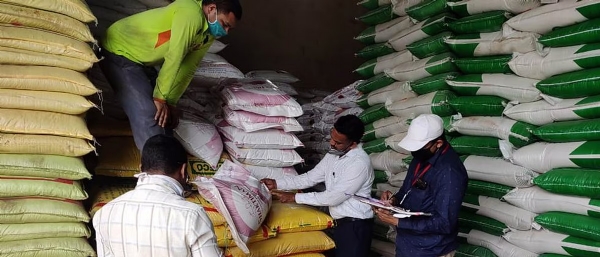 खत विक्रीसाठी पीएमकेएसके नोंदणी अनिवार्य; सहकारी सोसायट्यांना १५१ व्यवसायांची मुभा सचिवांवर अंमलबजावणीची जबाबदारी खत विक्रीसाठी पीएमकेएसके नोंदणी अनिवार्य; सहकारी सोसायट्यांना १५१ व्यवसायांची मुभा सचिवांवर अंमलबजावणीची जबाबदारी