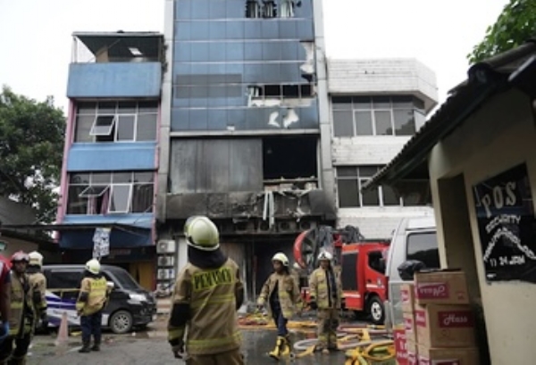 इंडोनेशियात एका सात मजली कार्यालयाच्या इमारतीला भीषण आग; २० जणांचा मृत्यू इंडोनेशियात एका सात मजली कार्यालयाच्या इमारतीला भीषण आग; २० जणांचा मृत्यू