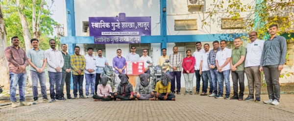लातूर जिल्ह्यातील व इतर पोलीस स्टेशन हद्दीतील 23 गंभीर घरफोड्या उघड — चोरी गेलेले सोन्याचे दागिने, रोख रक्कम व दोन मोटारसायकलीसह कुख्यात टोळीतील 4 आरोपी जेरबंद* लातूर जिल्ह्यातील व इतर पोलीस स्टेशन हद्दीतील 23 गंभीर घरफोड्या उघड — चोरी गेलेले सोन्याचे दागिने, रोख रक्कम व दोन मोटारसायकलीसह कुख्यात टोळीतील 4 आरोपी जेरबंद*