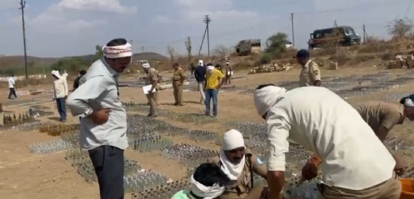 २२ पोलिस ठाण्याच्या हद्दीत जप्त असलेला ४७ लाख ७४ हजार रूपयांचा अवैध देशी-विदेशी दारूचा साठा नष्ट
