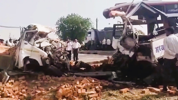 बुलढाणा येथील बस आणि मेटाडोर यांच्यातील  अपघाताचे छायाचित्र